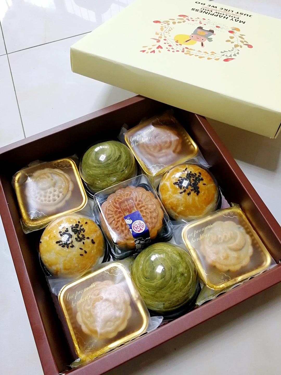 广式月饼—蛋黄芝麻月饼