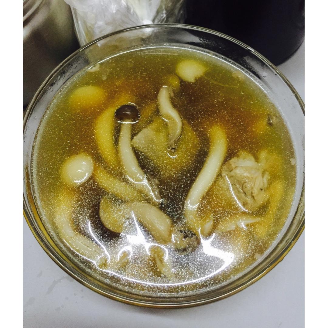 嘴角上翘的jasmine做的新鲜菌汤蘑菇汤