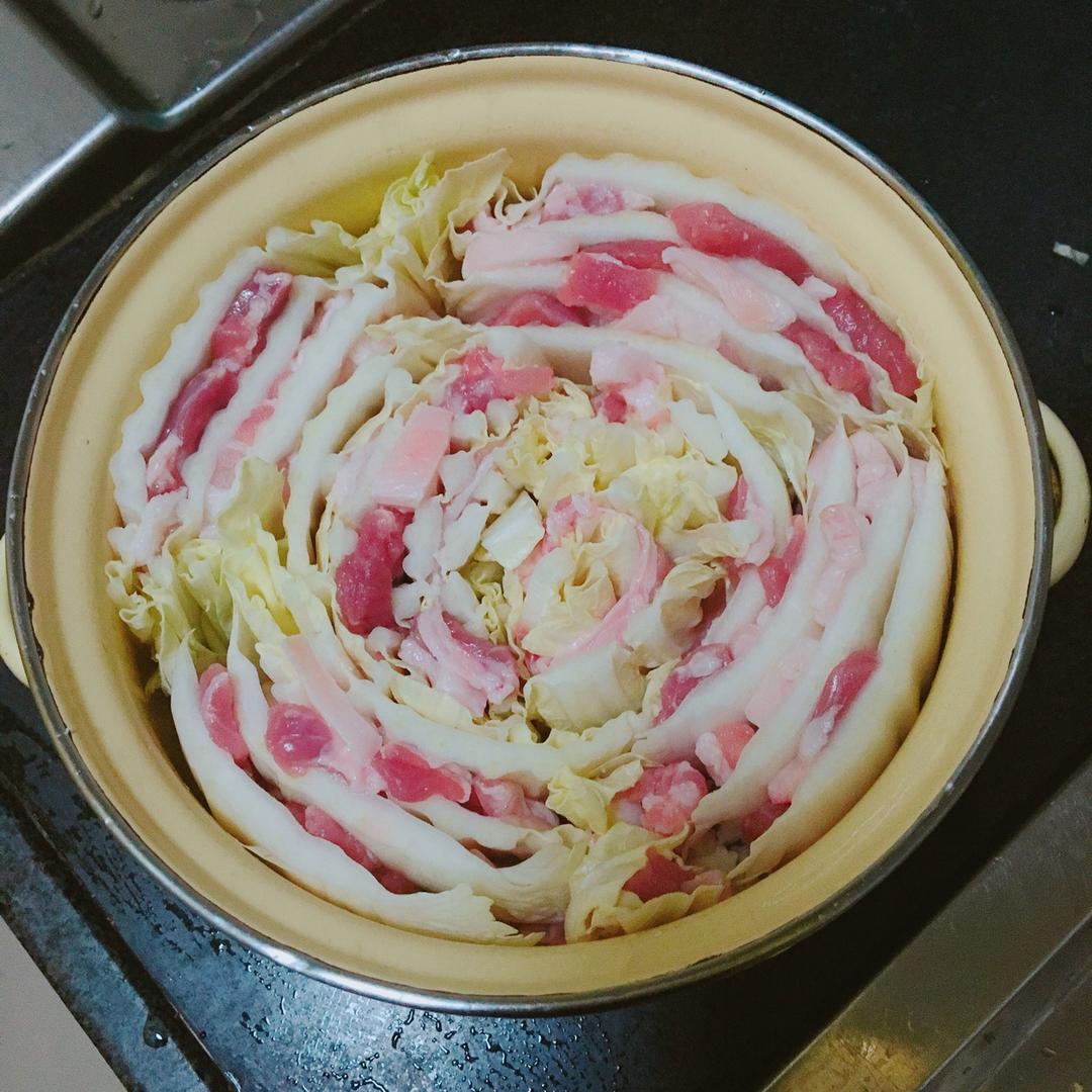 【辣白菜五花肉千层锅】