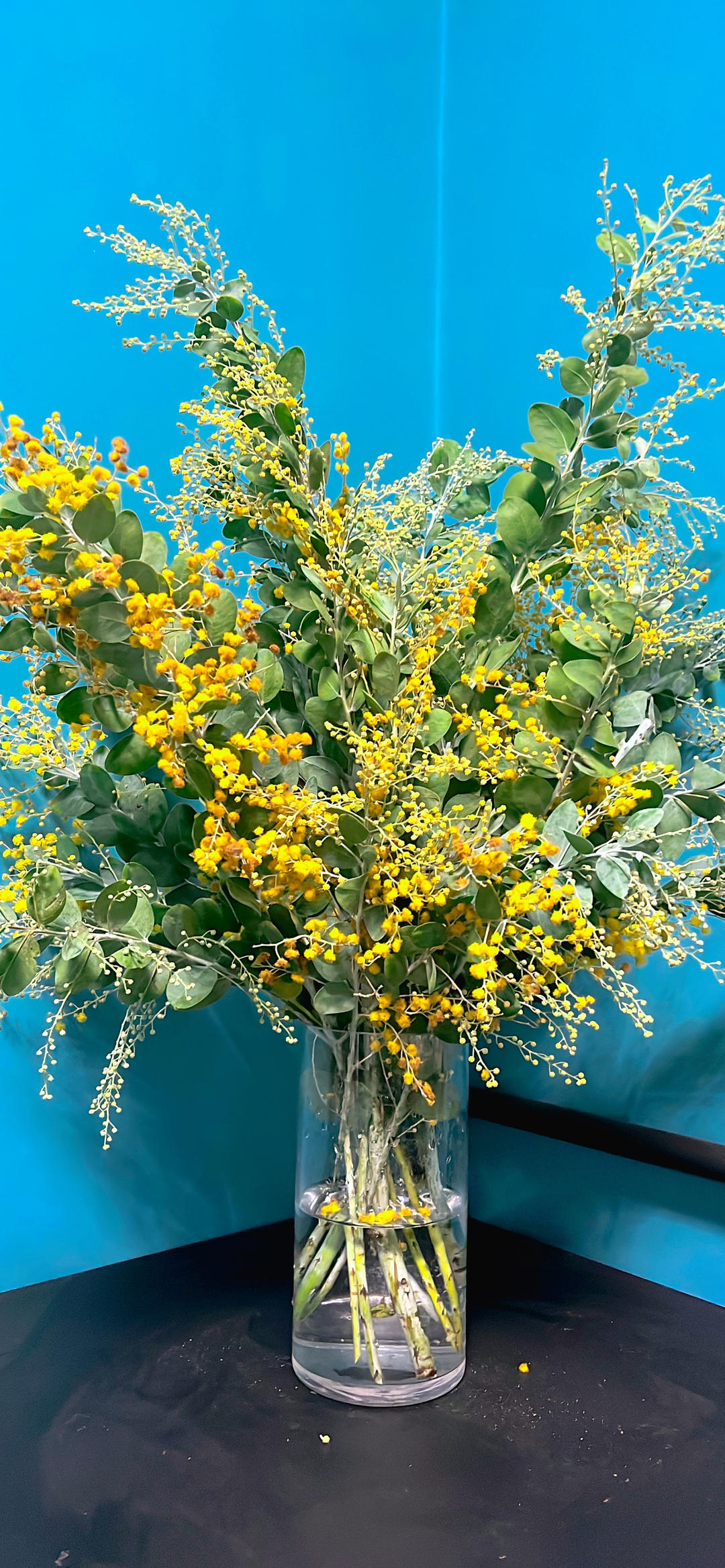 鲜花与杯子