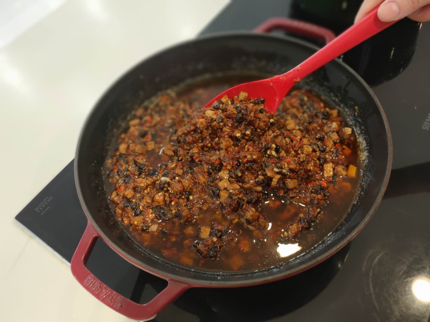香辣牛肉酱-Staub珐琅铸铁锅的做法