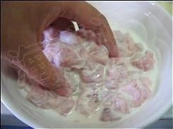 莲藕腔骨汤的做法 步骤3