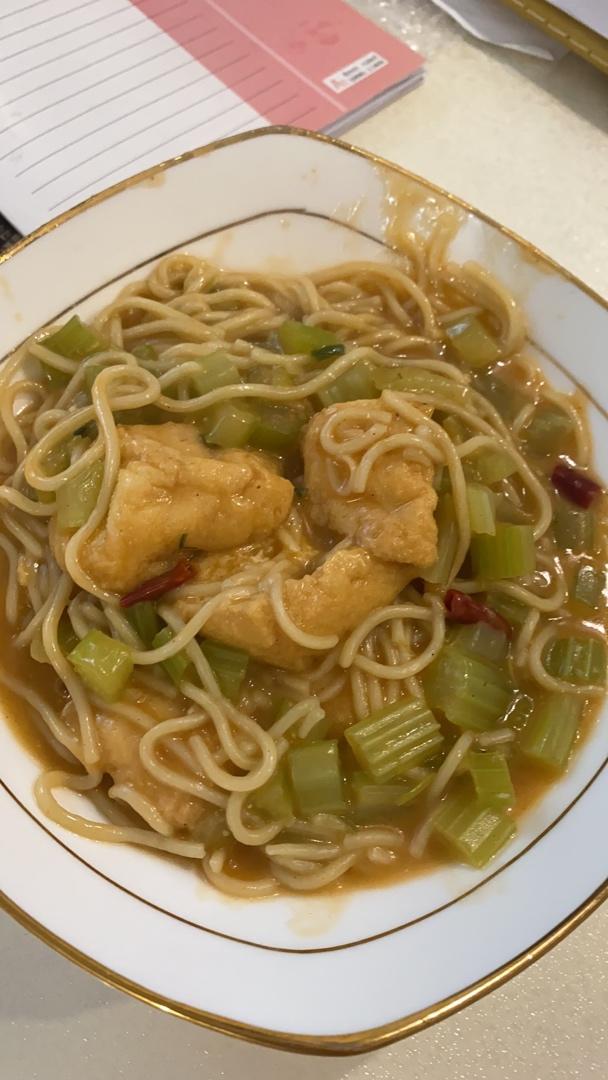 芹菜油豆腐面◎一人食(附: 油豆腐卤法)