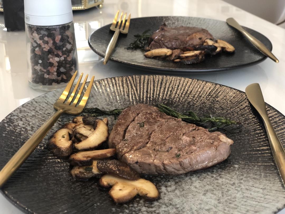 经典黄油煎牛排