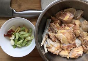 木耳香菇炖鸡的做法 步骤1
