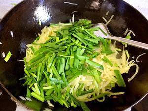 土豆丝炒韭菜的做法 步骤4
