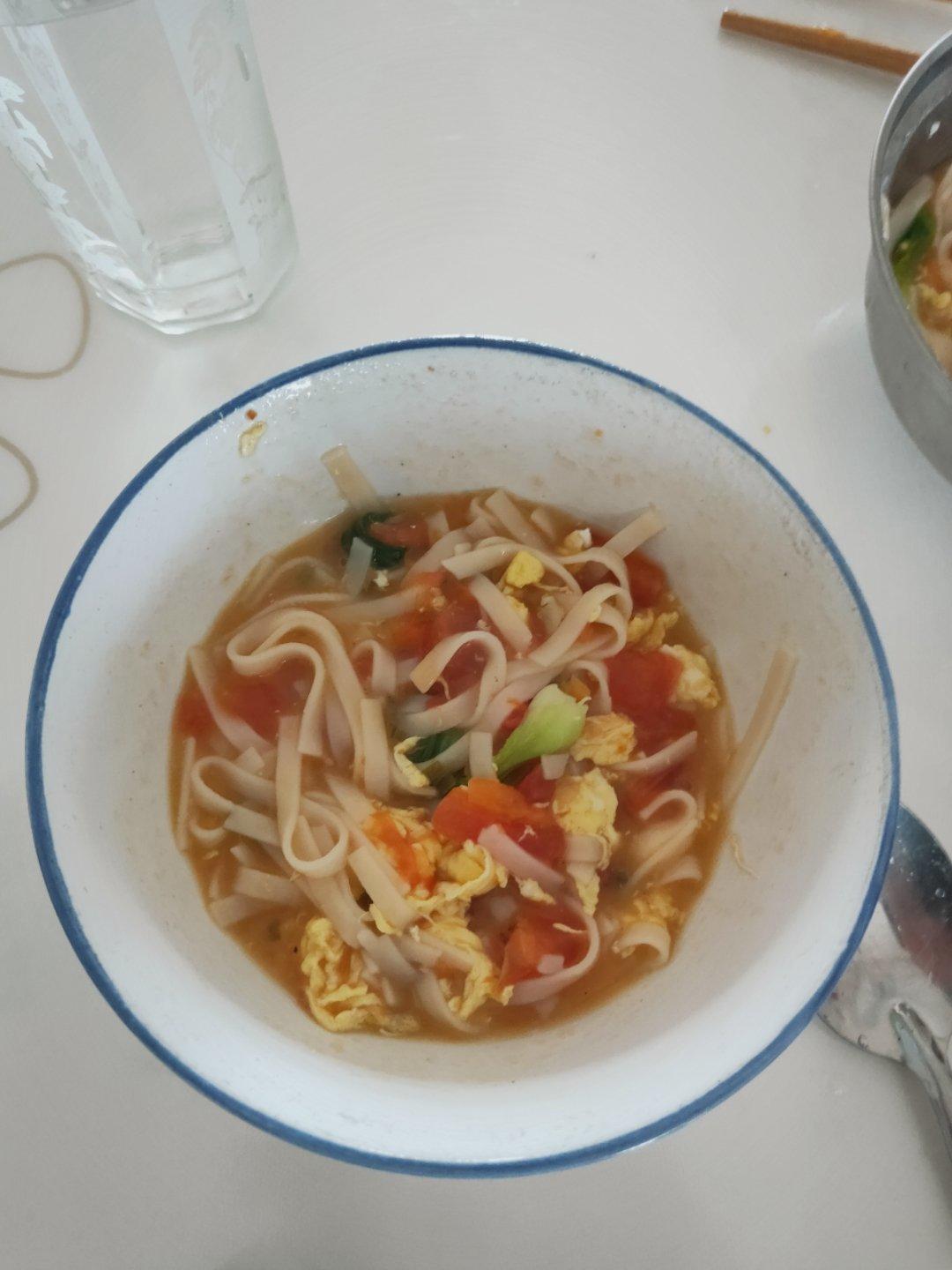 (营养快手早餐)西红柿鸡蛋汤面「一人食」汤汁浓郁，味道鲜美