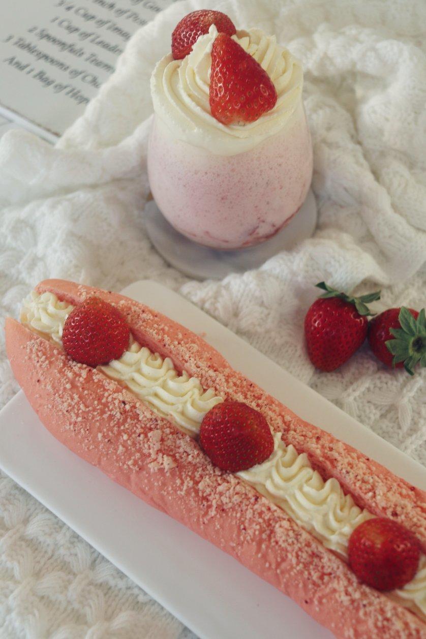 李栗子酱做的草莓奥利奥魔法棒面包