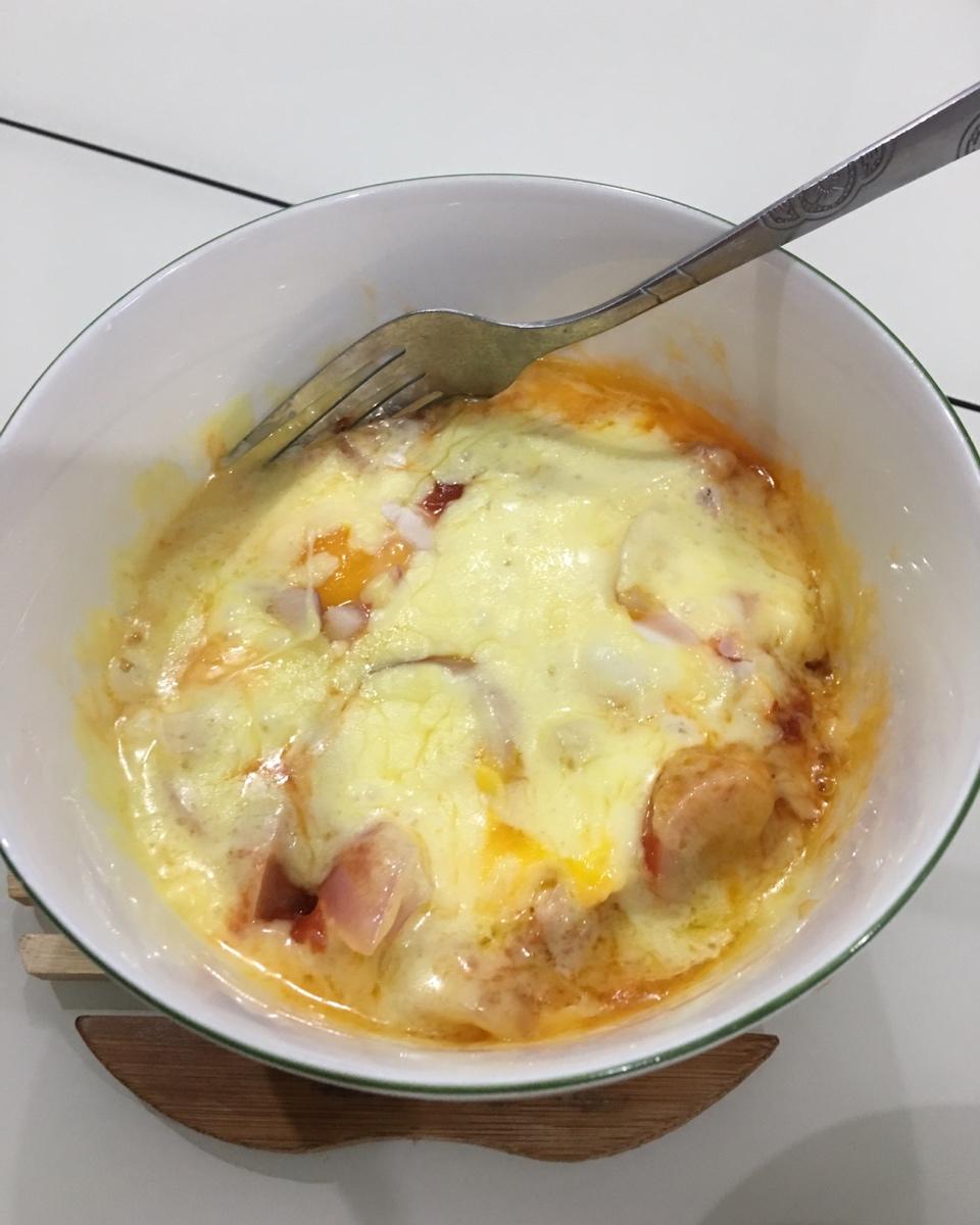 只需摆好材料去微波！惊艳全家的早餐端上桌：香肠奶酪烘蛋