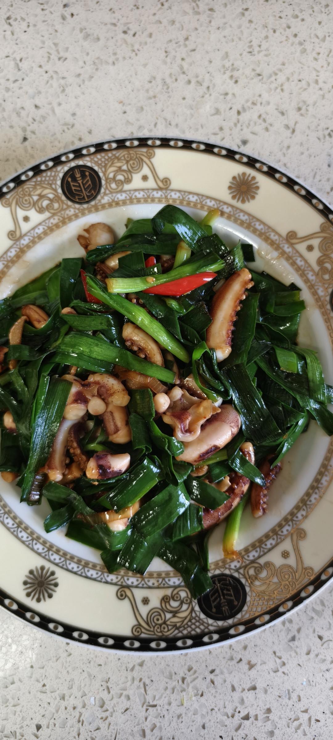 鲜嫩美味的韭菜炒鱿鱼