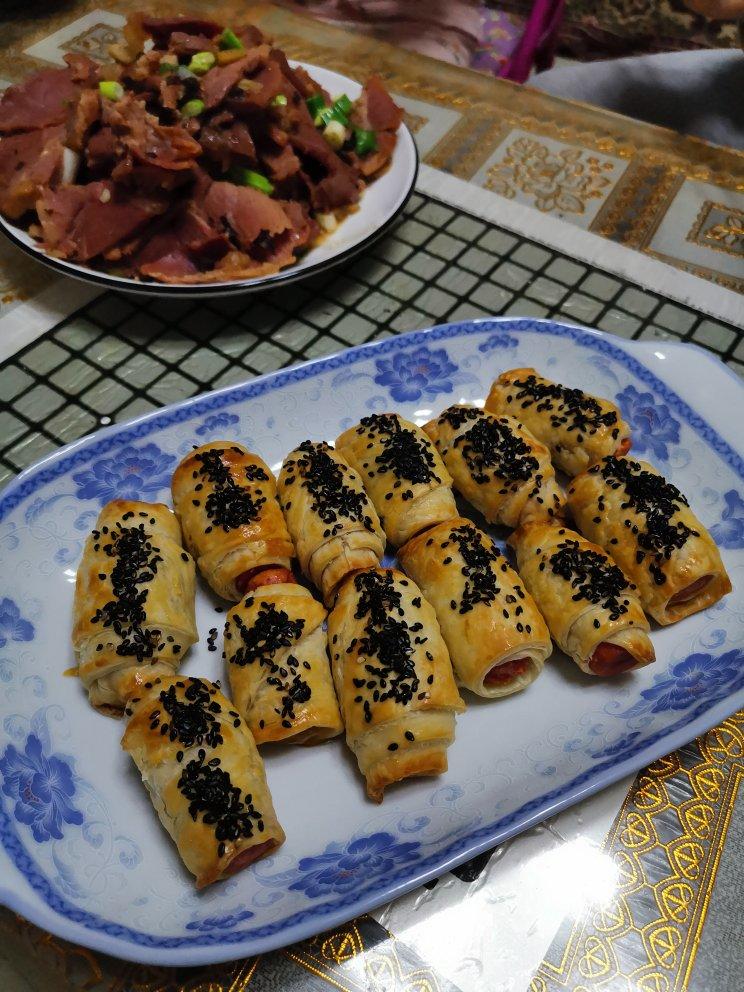 香肠酥皮卷：手抓饼皮还能这样吃，不用和面快速搞定早餐