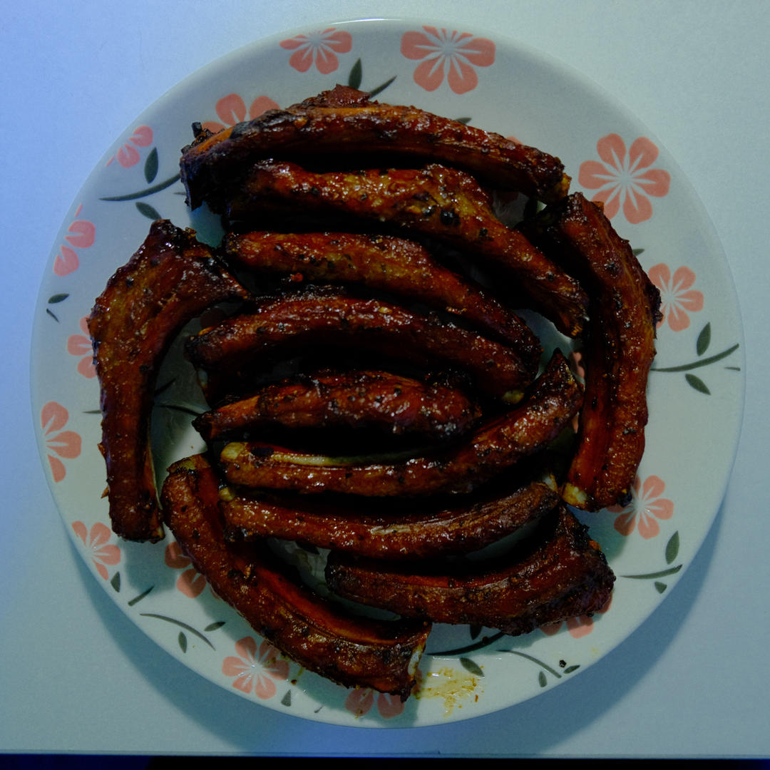 外焦里嫩！好吃到舔手指的蒜香烤排骨