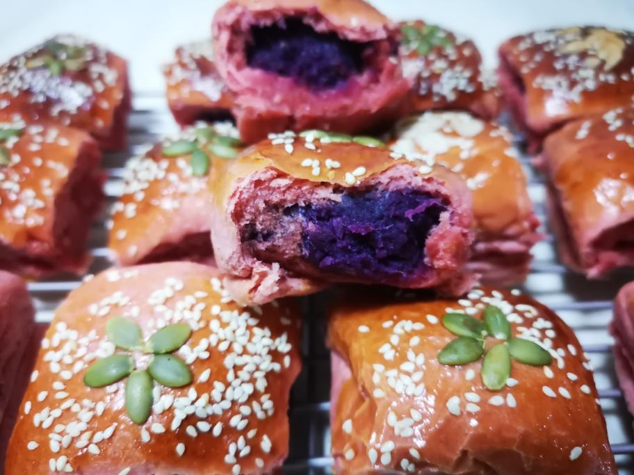 消耗淡奶油的柔软彩色餐包的做法