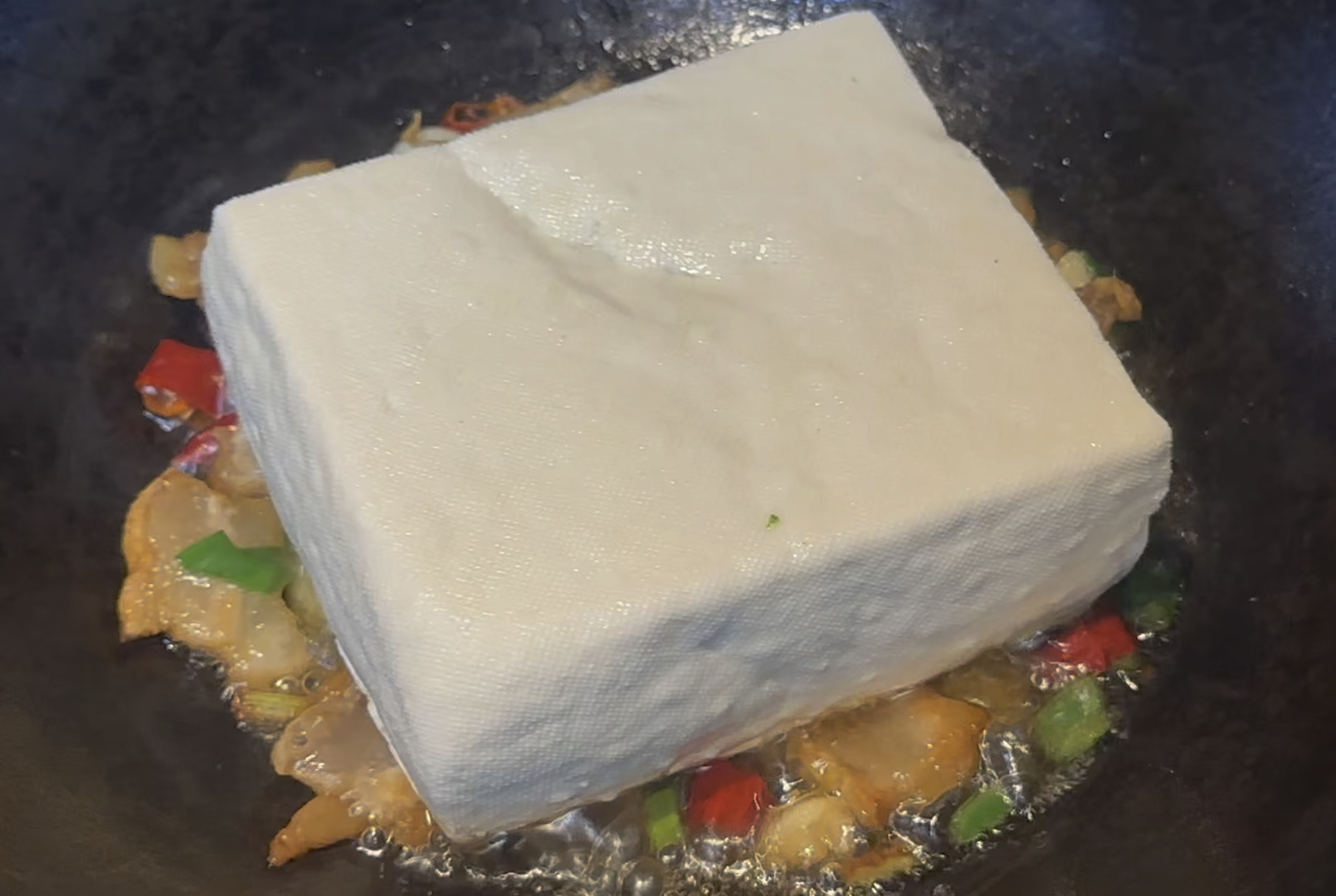 青菜豆腐保平安：美味咸肉炖豆腐的做法 步骤6