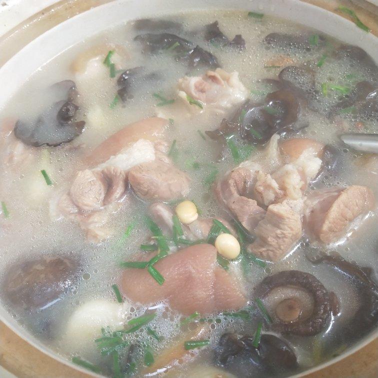 香菇黄豆炖猪蹄