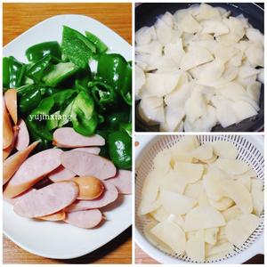 青椒火腿肠土豆片（日本的妹妹一口气吃掉大半盘子）的做法 步骤1