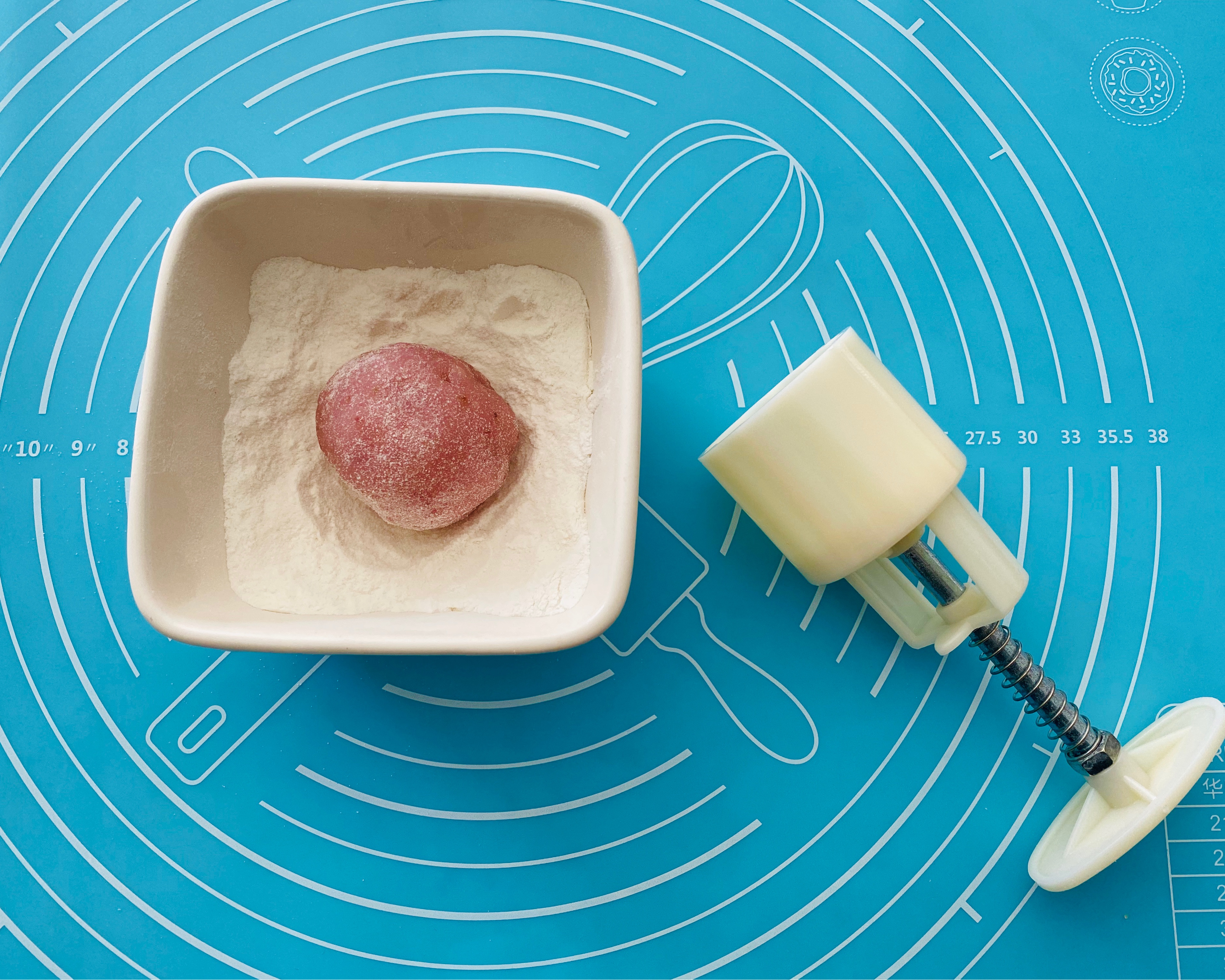 草莓冰皮奶黄馅月饼的做法 步骤15