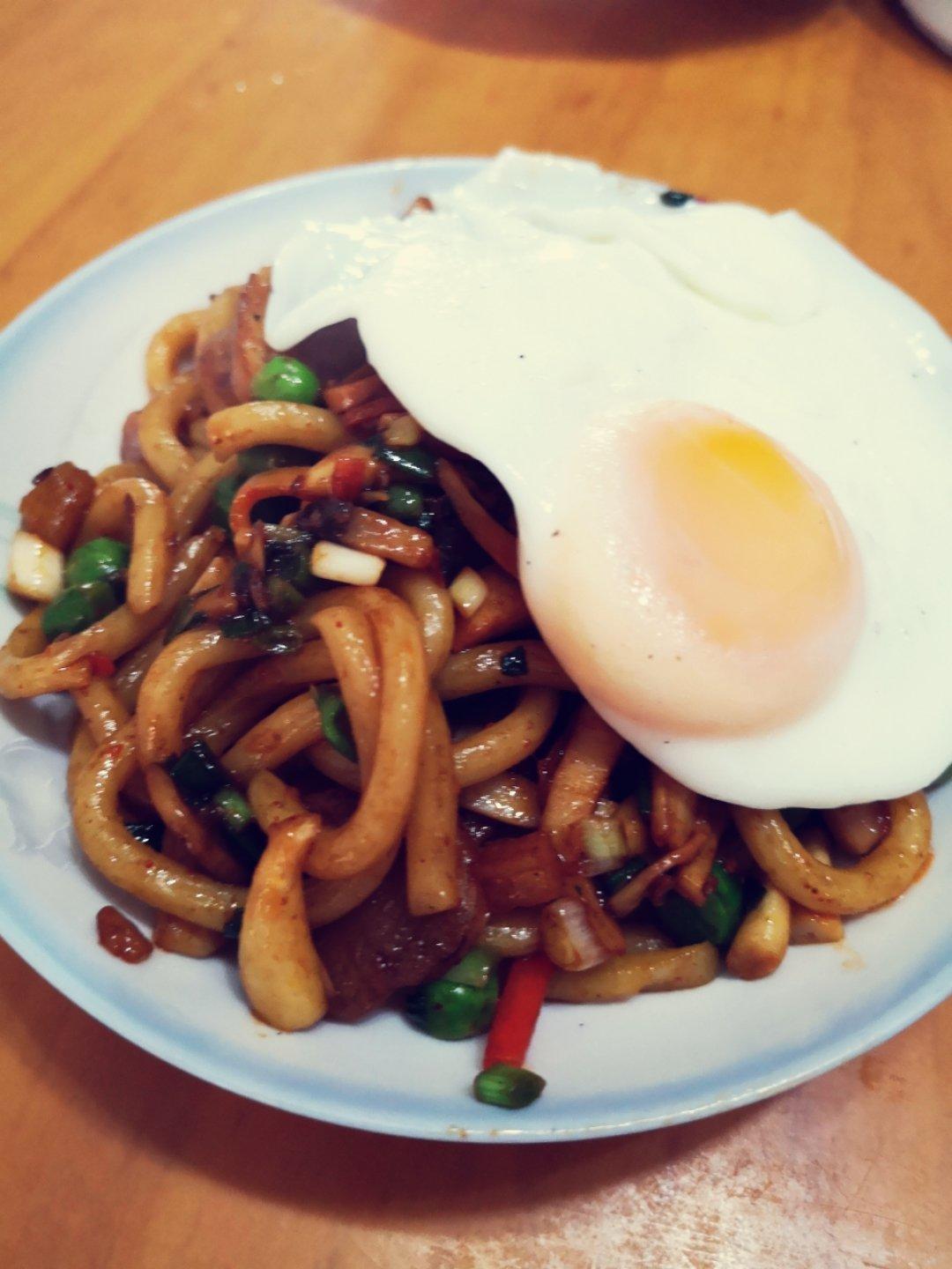 炒着比煮更好吃【腊肠菌菇炒乌冬】