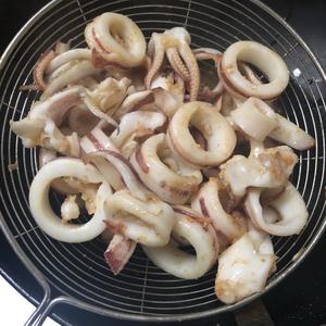 自制十三香干锅鱿鱼圈大海虾🦐的做法 步骤5