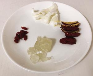 红枣构杞冰糖炖花胶的做法 步骤1
