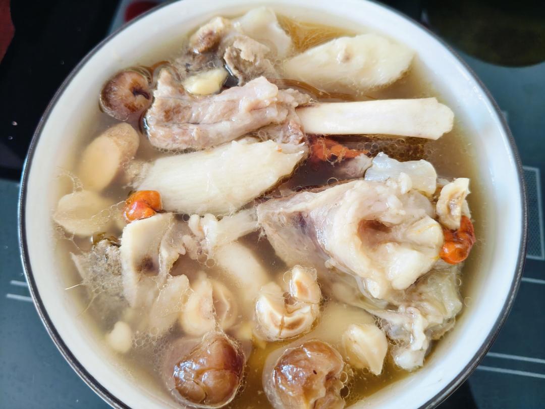 铁棍淮山芡实茯苓莲子骨头汤（四神汤）