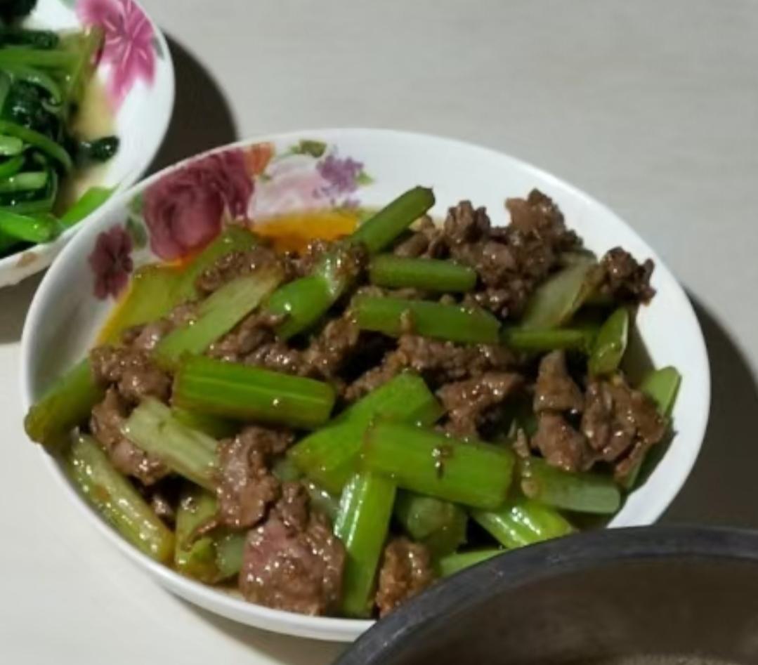 下饭神器又来了，试试这道芹菜炒牛肉！！