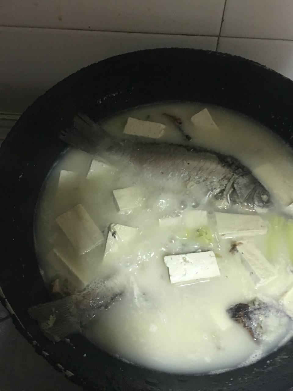 鲫鱼豆腐汤