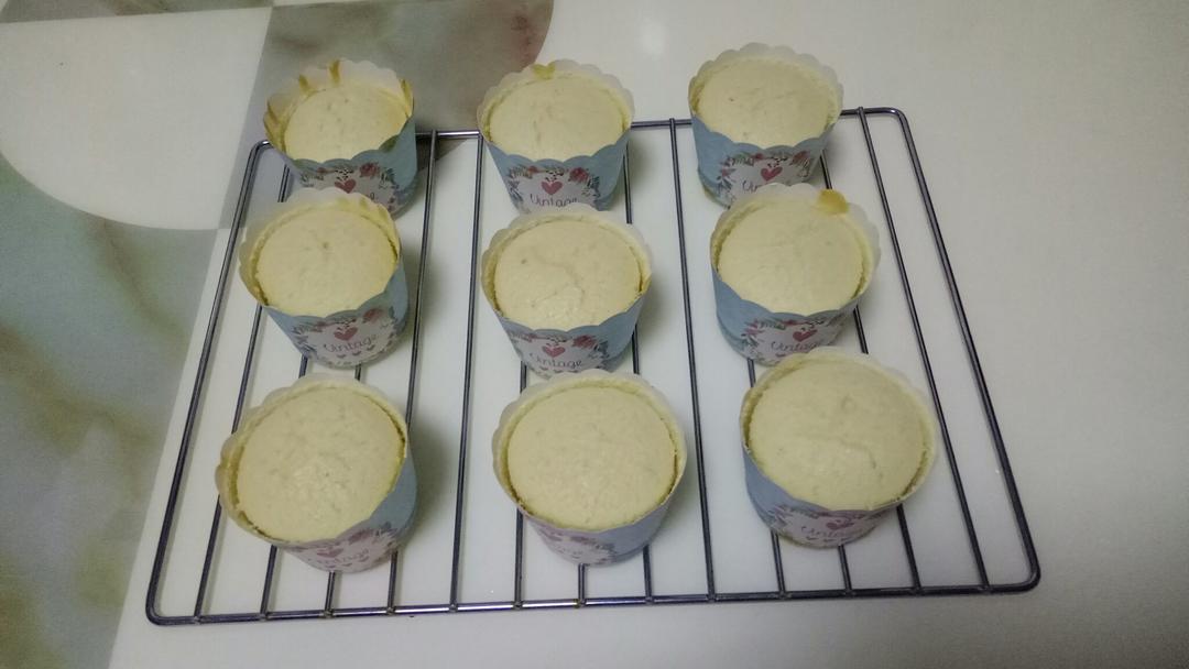 全蛋法打发原味海绵杯子蛋糕