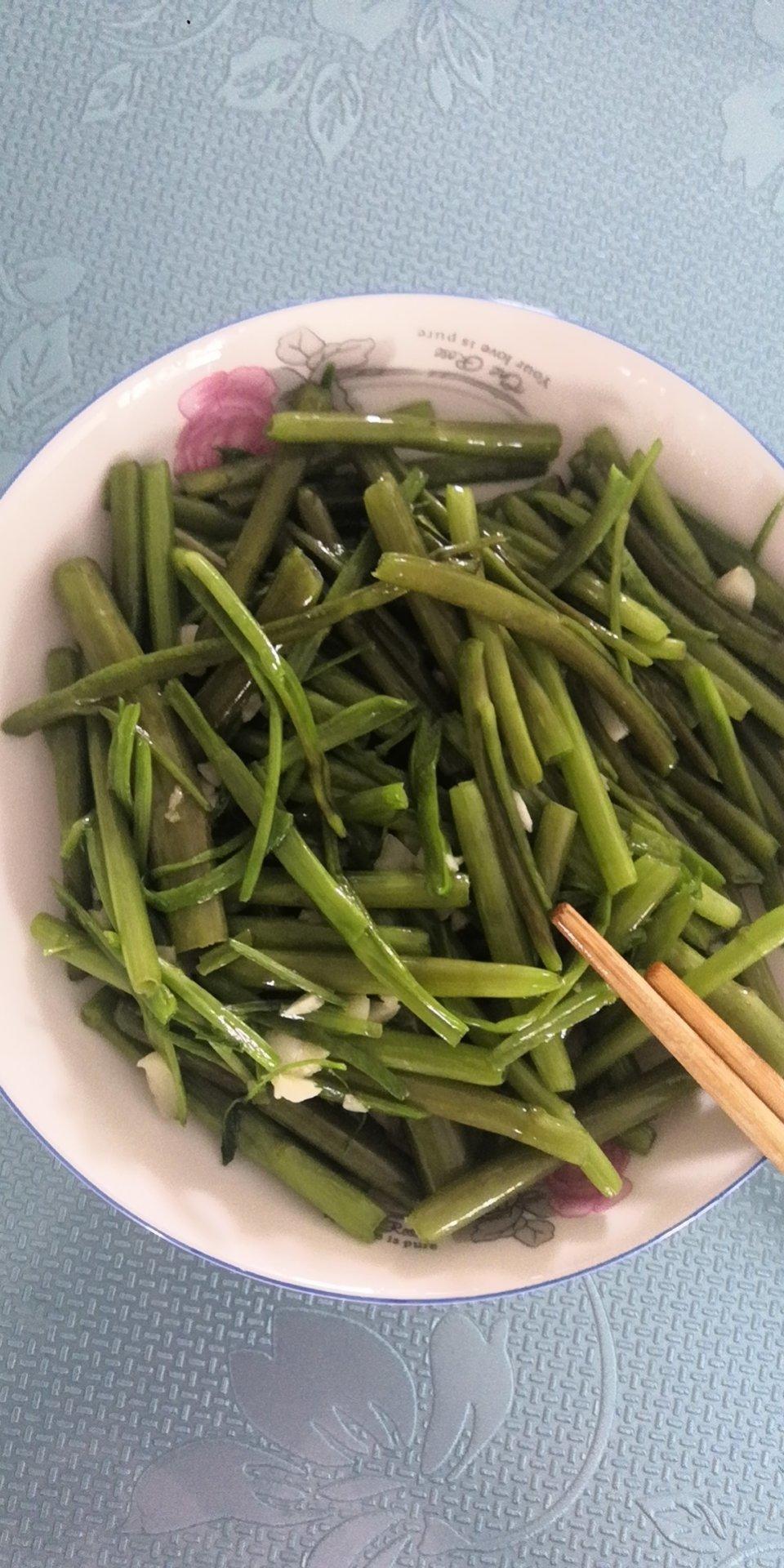 18秒就熟超级好吃的蒜蓉空心菜和红薯叶，是两个菜，做法一样