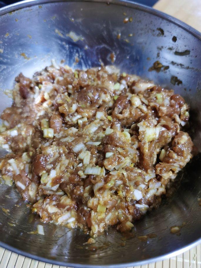 千层肉饼(不用活面的馅饼，饺子皮做)
