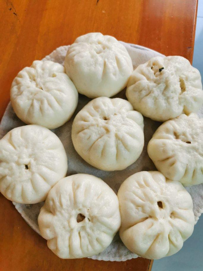 松软多汁的肉包子