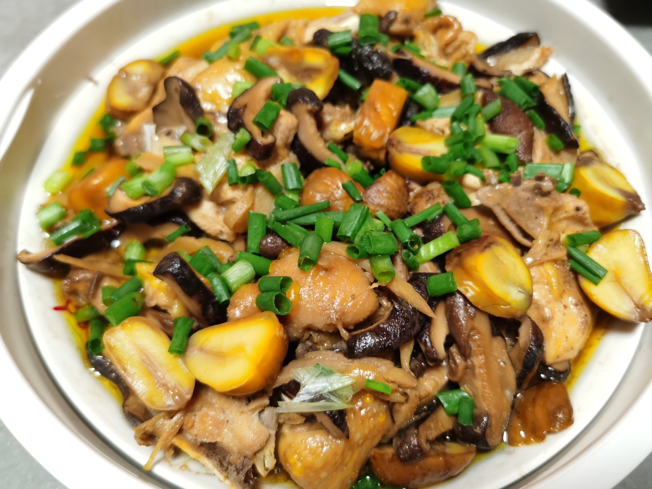 广式家常菜香菇蒸鸡，鲜嫩又方便百吃不厌