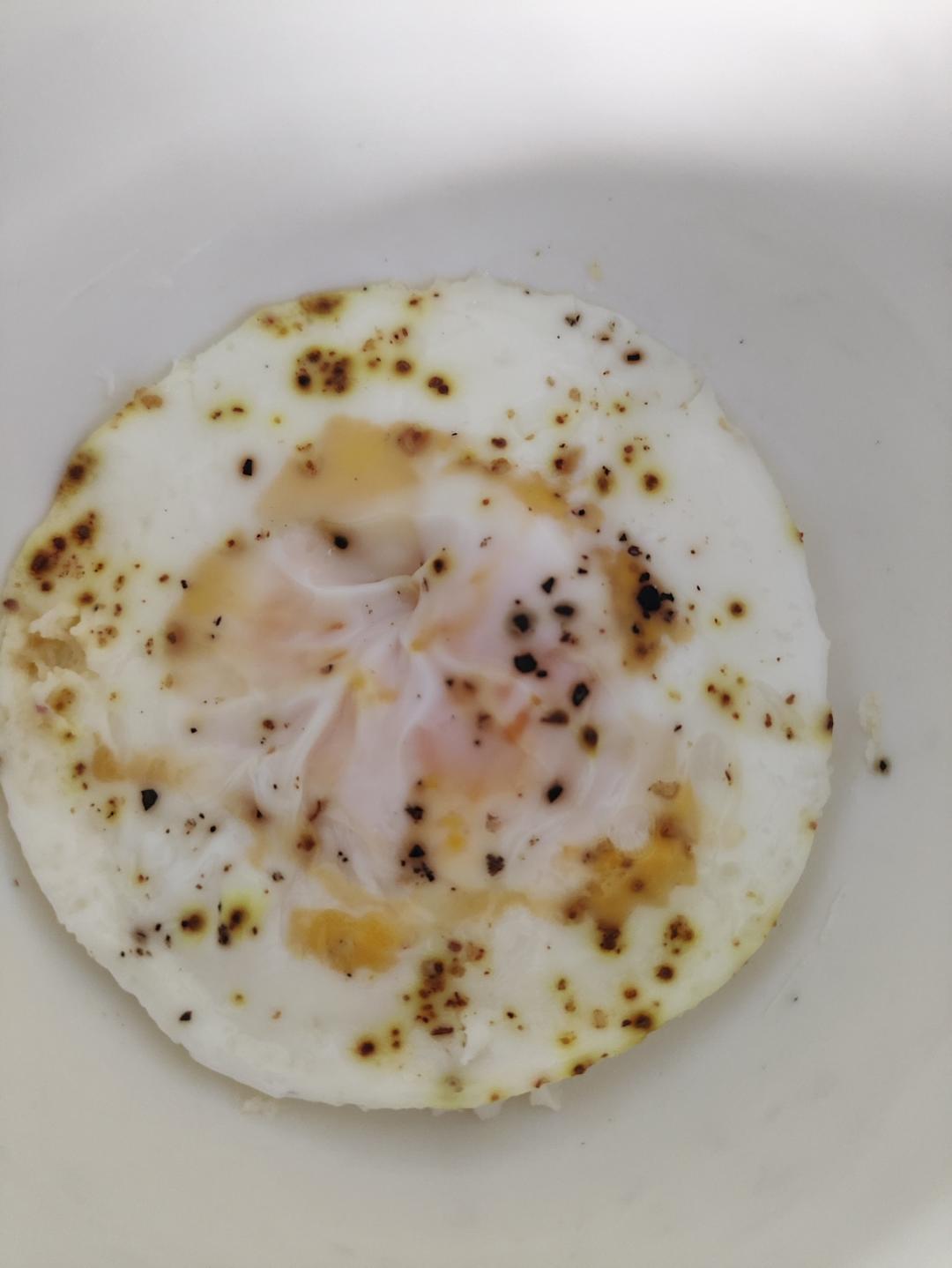 微波炉版 1分30秒煎鸡蛋（1人份）不会爆炸，很安全！这可能是世界上烹饪鸡蛋最简单的方式了