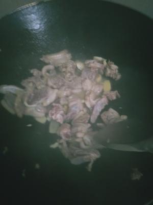 鸭肉焖土豆腐竹的做法 步骤1