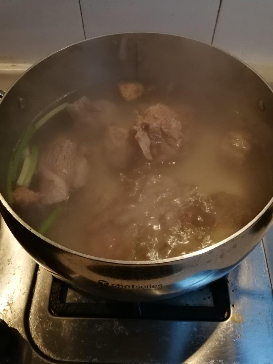 厨师长教你：“羊肉汤”的家常做法，天气冷了喝一口全身都暖暖的
