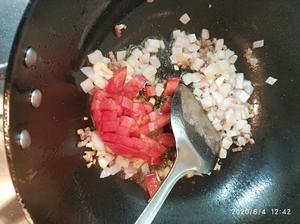 🔥🔥🔥🔥盘子都舔干净的－鲜虾卷心菜蒜香烤肠炒米饭的做法 步骤7