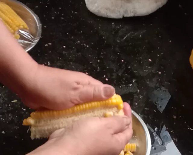 超简单的玉米饼的做法 步骤1