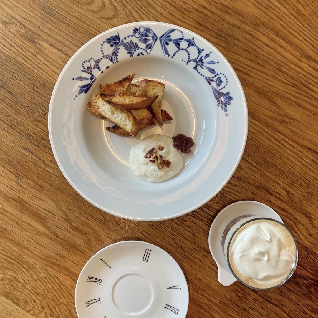 草莓配意大利乳清干酪