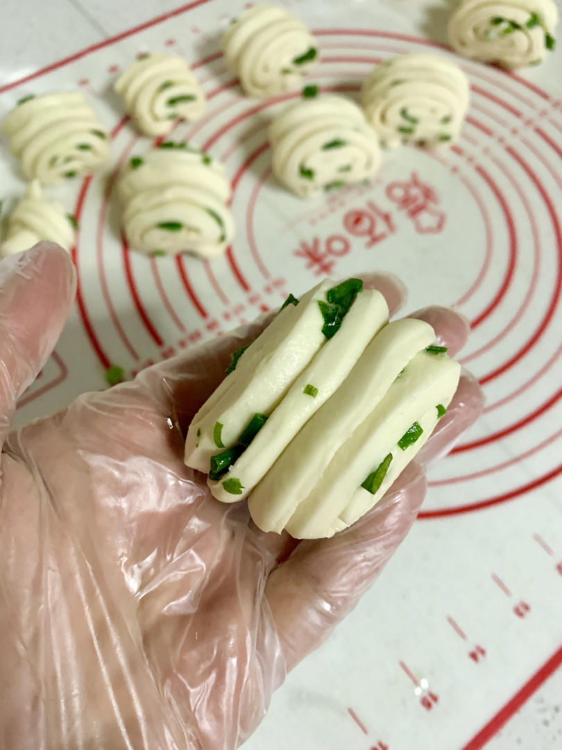 袖珍葱香花卷儿 孩子一口一个特别爱吃 零失败的方子 附细节视频详解