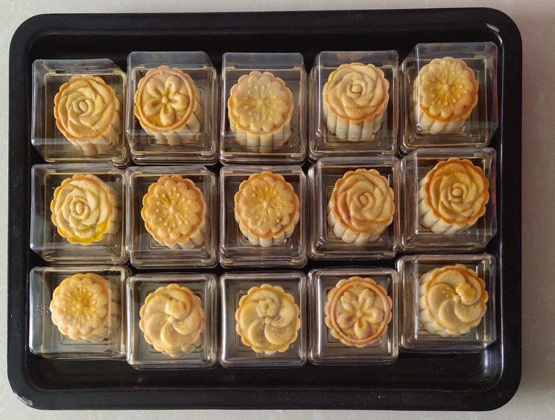 广式蛋黄莲蓉月饼