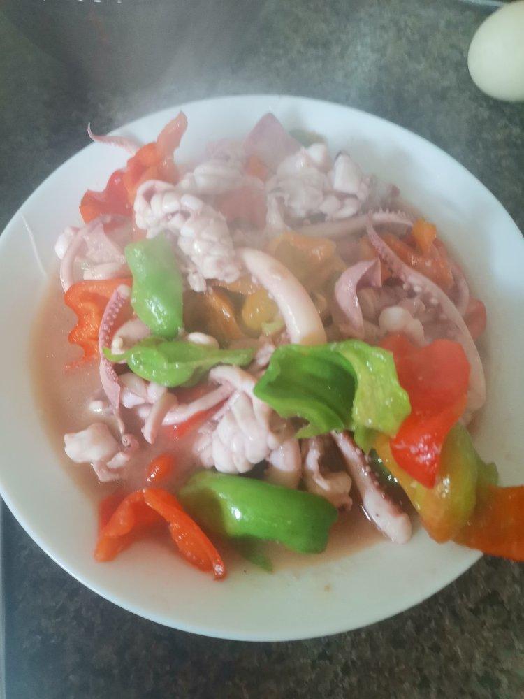 青红尖椒炒鱿鱼卷（附：超详细刀花过程）