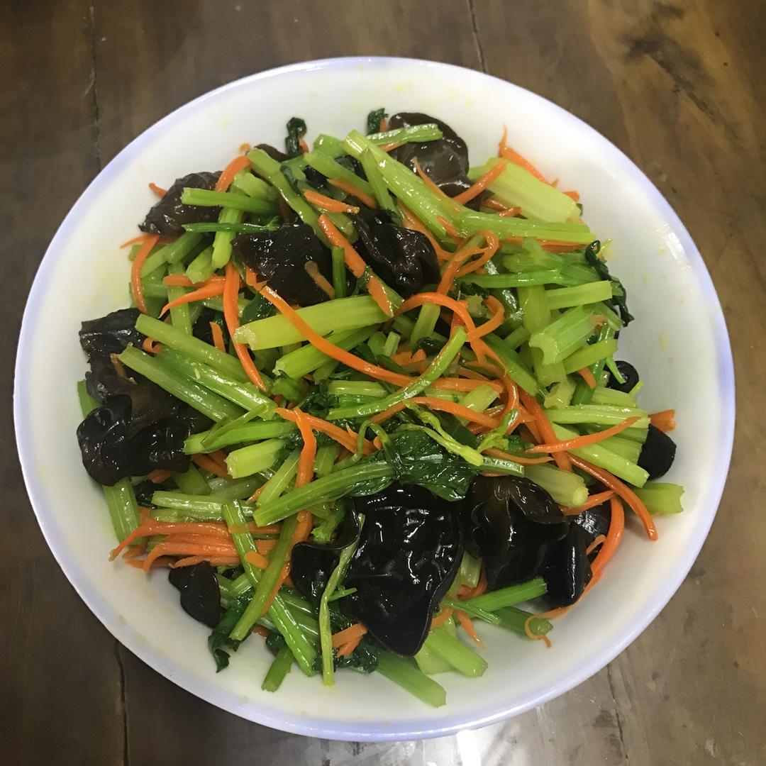 anna_sui做的胡萝卜木耳炒芹菜