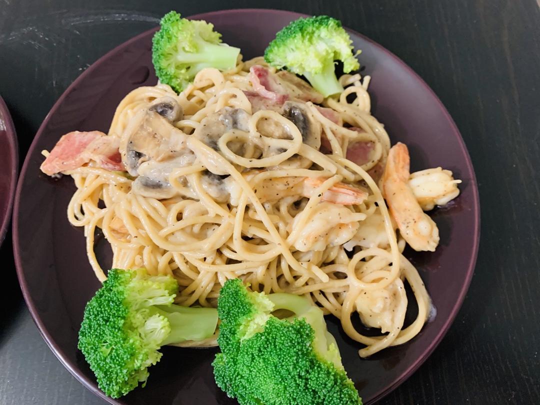 白蘑菇奶油培根意面