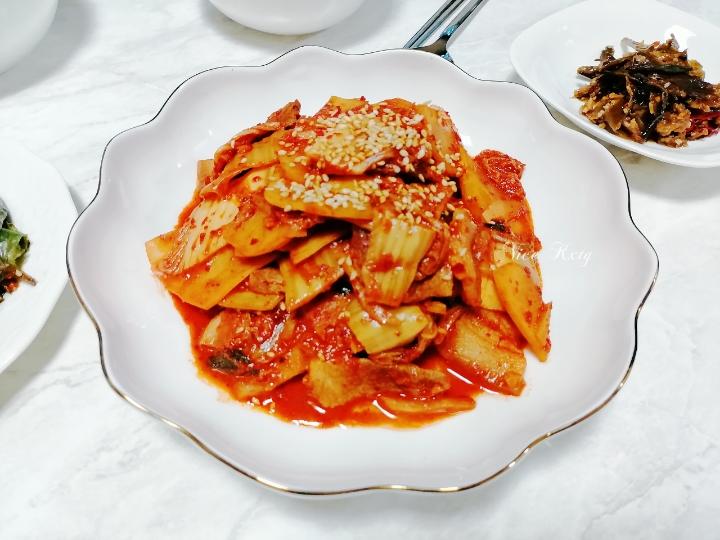 朝鲜族特色【辣白菜土豆片炒五花肉】太下饭，千万别吃否则你会爱上它