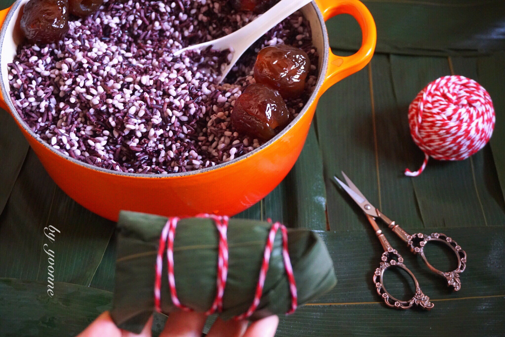 紫糯米蜜枣粽子的做法 步骤10