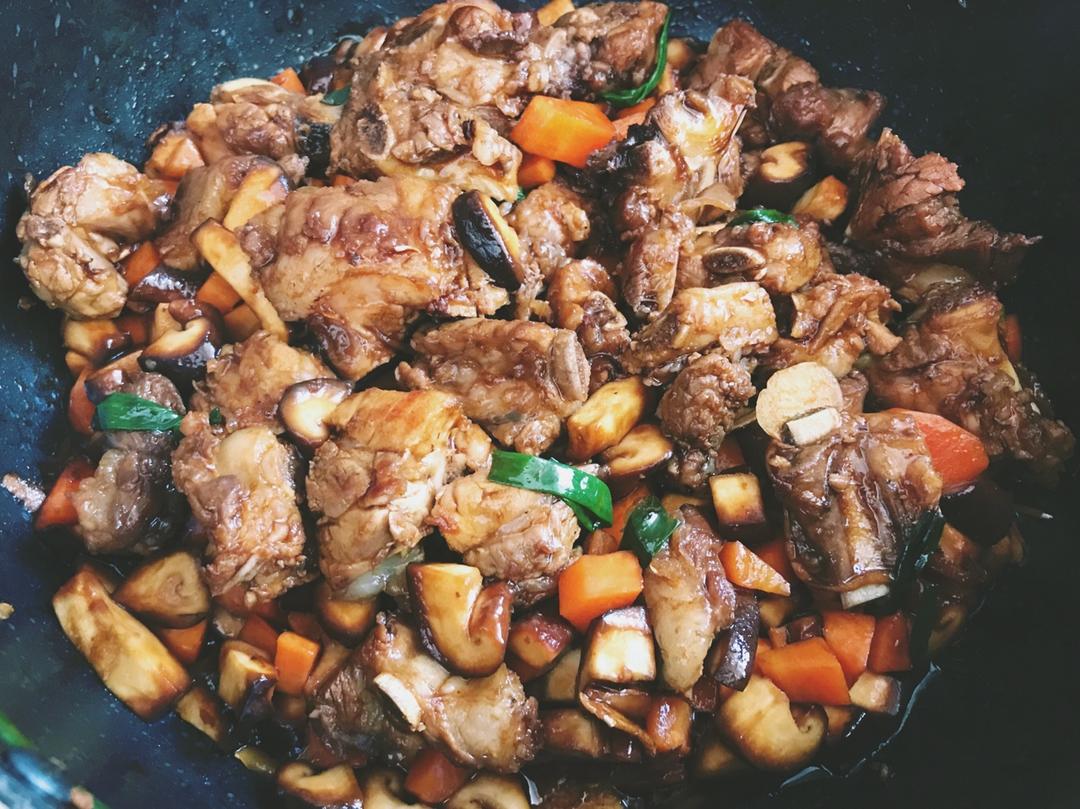 喷香排骨焖饭（爆好吃）