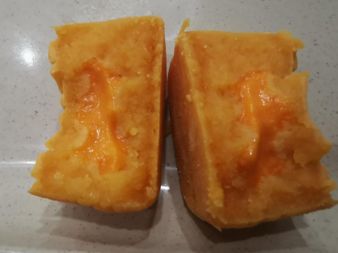 💃奶黄流心月饼——这是可以让你坐稳朋友圈厨霸位置的月饼🥮，没人点赞算我输👎