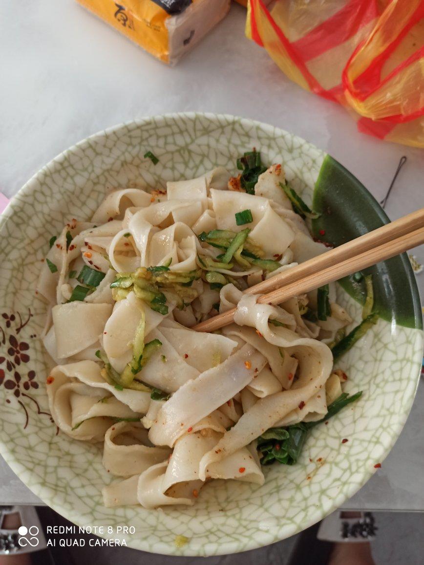 十分钟就能吃上的超简单油泼面