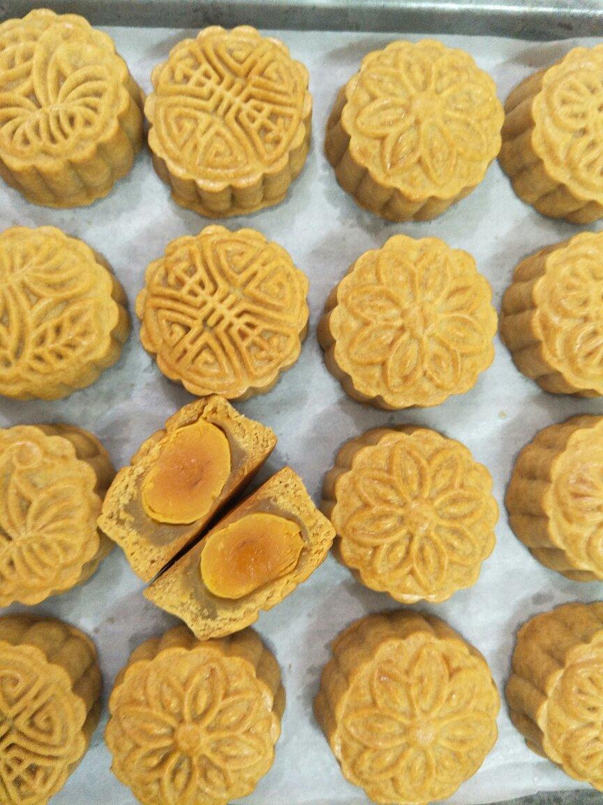 广式月饼－－蛋黄豆沙月饼