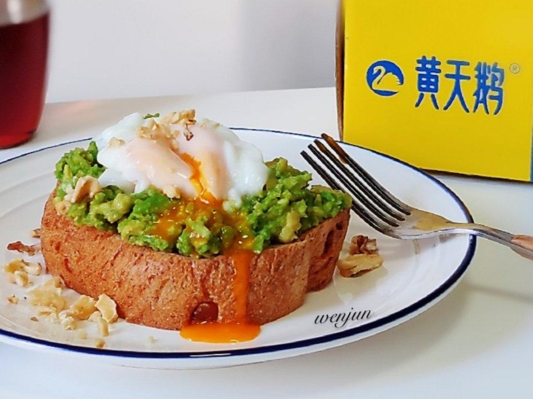水波蛋牛油果开放三明治《快手健康早餐》
